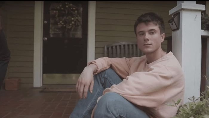Alec Benjamin thể hiện sự trầm tư trong Let Me Down Slowly