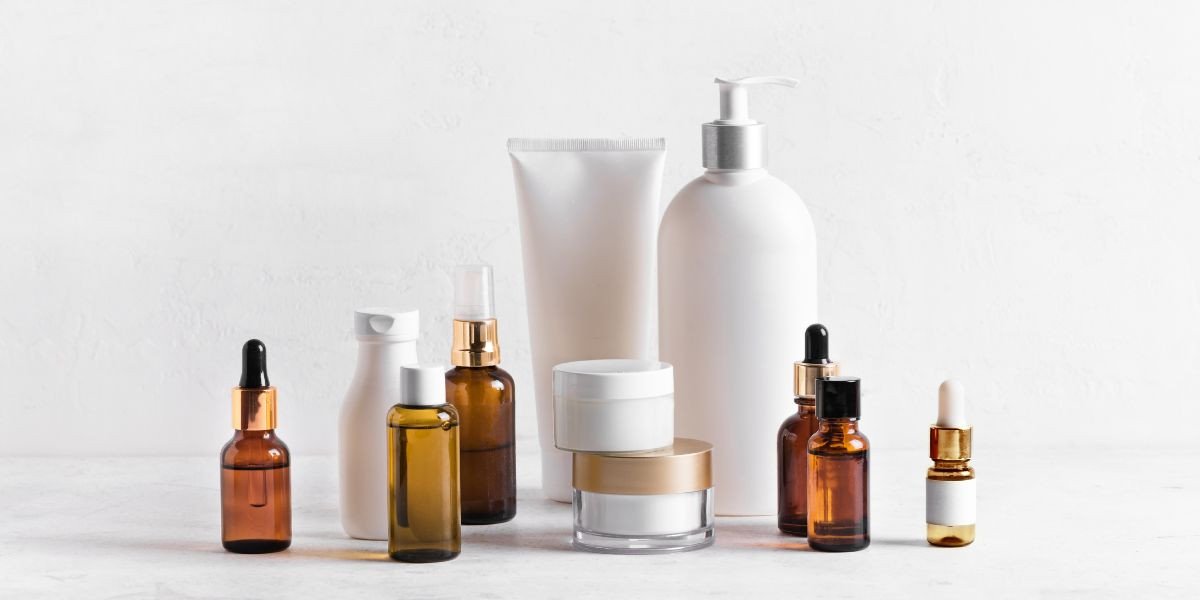 Bác sĩ da liễu tư vấn cho bệnh nhân về cách chăm sóc da và lựa chọn sản phẩm phù hợp