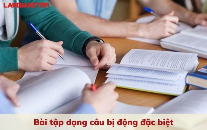 Bài tập ngữ pháp tiếng Anh viết trên giấy
