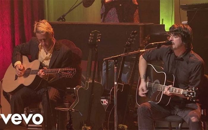 Ban nhạc Foo Fighters trên sân khấu, thể hiện Next Year, một ca khúc rock đầy hy vọng cho năm mới.