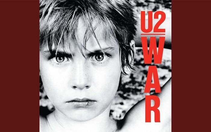 Ban nhạc U2 biểu diễn New Year's Day, một trong những bài hát chúc mừng năm mới bằng tiếng Anh mang âm hưởng rock mạnh mẽ.