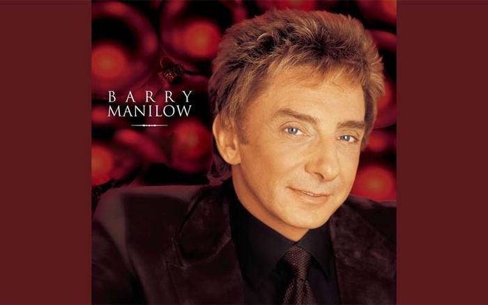 Barry Manilow trên sân khấu, thể hiện ca khúc It's Just Another New Year's Eve, giai điệu đón giao thừa sâu lắng.