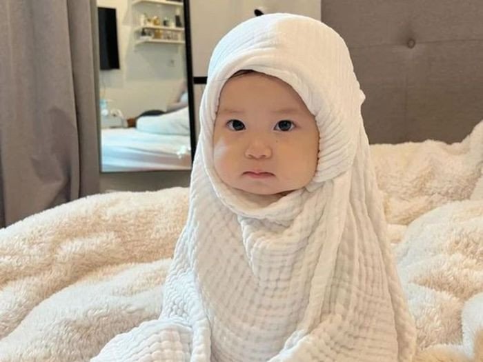 Bé gái đang chơi với bong bóng, tượng trưng cho niềm vui và hạnh phúc