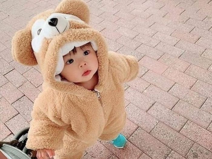 Bé gái đang đọc sách, thể hiện sự ham học hỏi và thông minh