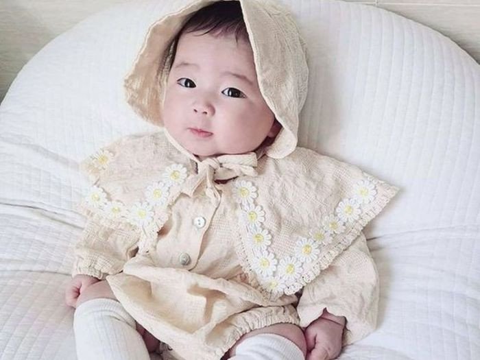 Bé gái đang học tập với sách vở, thể hiện sự nỗ lực và tiềm năng thành công