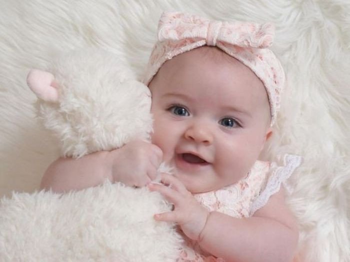 Bé gái thể hiện sự tự tin và quyết đoán, gợi ý tên tiếng Anh mạnh mẽ