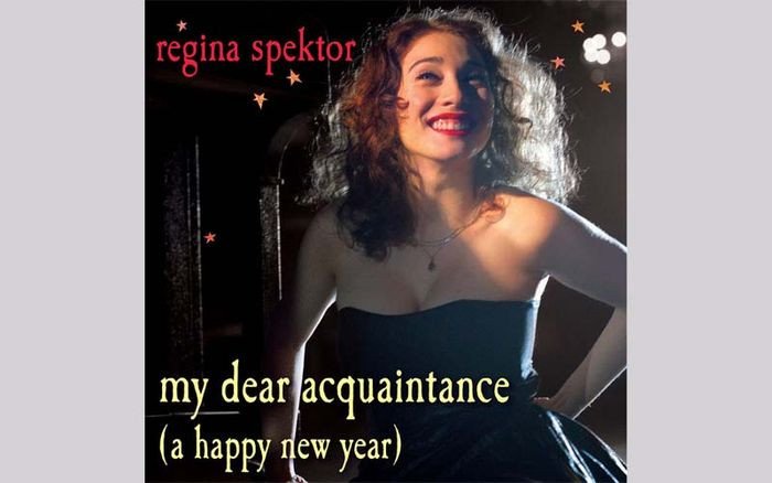 Ca sĩ Regina Spektor, người thể hiện My Dear Acquaintance, một giai điệu năm mới sâu sắc.