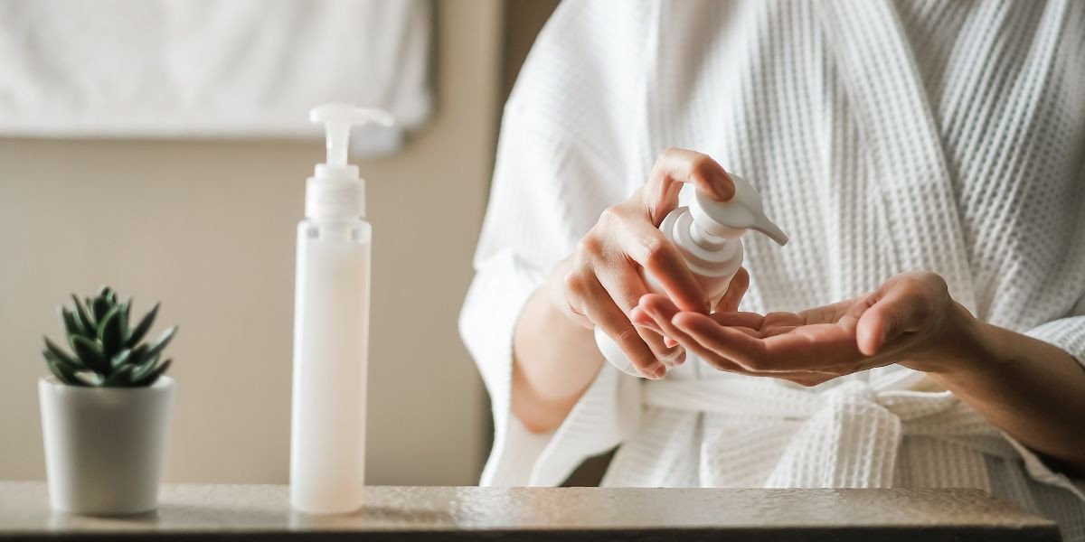 Các sản phẩm chăm sóc da cơ bản gồm sữa rửa mặt, kem dưỡng ẩm và chống nắng