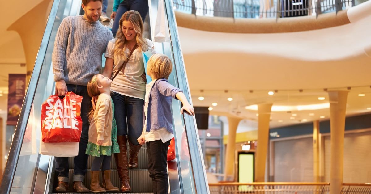 Cảnh công viên xanh mát với người đi dạo, ví dụ từ vựng địa điểm tham quan TOEIC Speaking Part 2