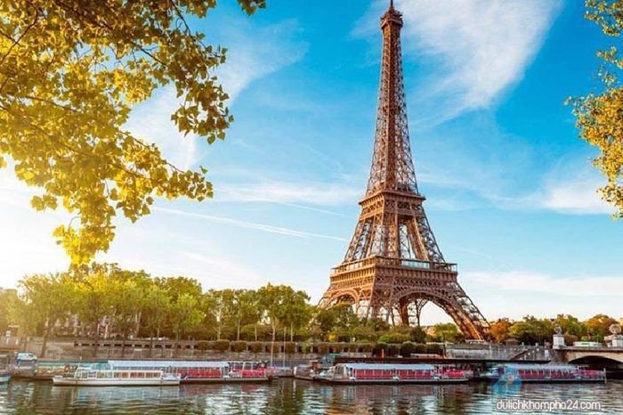 Cảnh quan Paris với Tháp Eiffel và sách tiếng Pháp