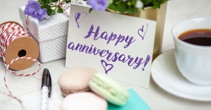 Cặp đôi trò chuyện thân mật, minh họa cách dùng từ vựng tiếng Anh về tình yêu trong giao tiếp