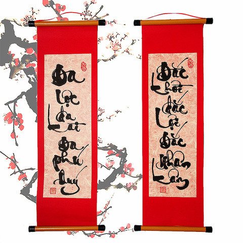 Câu đối đỏ là vật trang trí phổ biến, mang đến ý nghĩa may mắn cho ngày Tết Nguyên đán