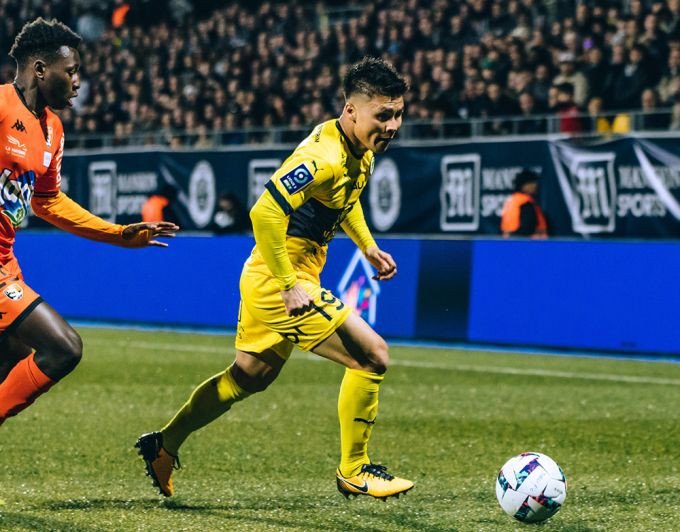 Cầu thủ Nguyễn Quang Hải trên sân cỏ