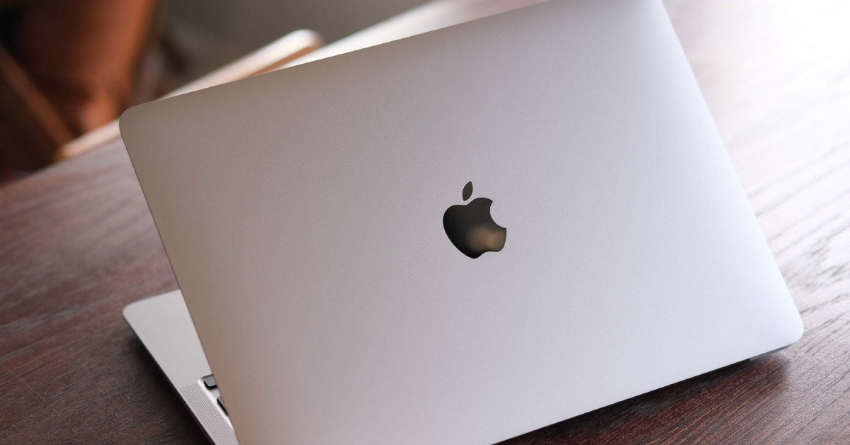 Chiếc Macbook đại diện cho sản phẩm công nghệ nổi tiếng, minh họa cho Renowned for và Gain a reputation for