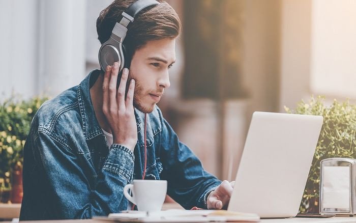 Cô gái thư giãn luyện nghe tiếng Anh qua âm nhạc