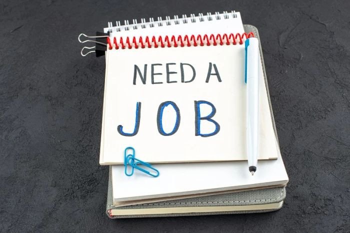 Cụm từ tiếng Anh 'Need to' trên bảng trắng, minh họa cách dùng need