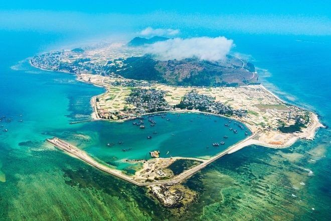 Đảo Lý Sơn với biển xanh trong và những cánh đồng tỏi xanh mướt