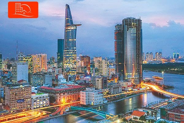 Đèn đường phố Sài Gòn nhộn nhịp về đêm, khung cảnh lý tưởng cho đoạn văn tiếng Anh về Sài Gòn