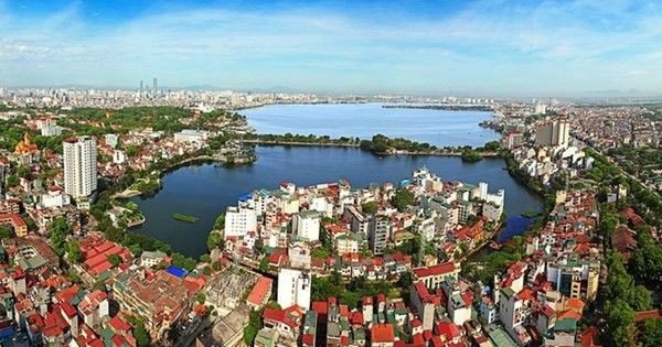 Đường phố Hà Nội tấp nập phương tiện và người đi lại, thể hiện nhịp sống sôi động của thành phố.