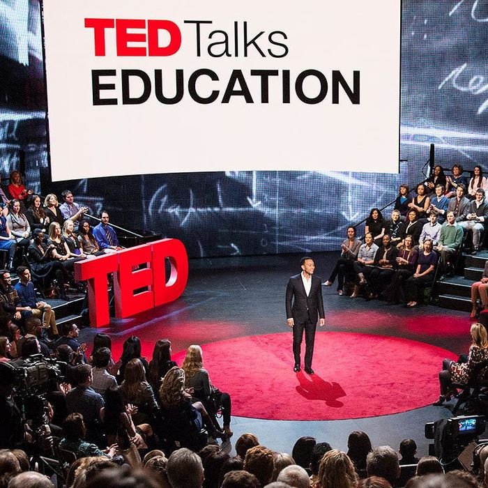 Giao diện kênh TED Talks với diễn giả trên sân khấu