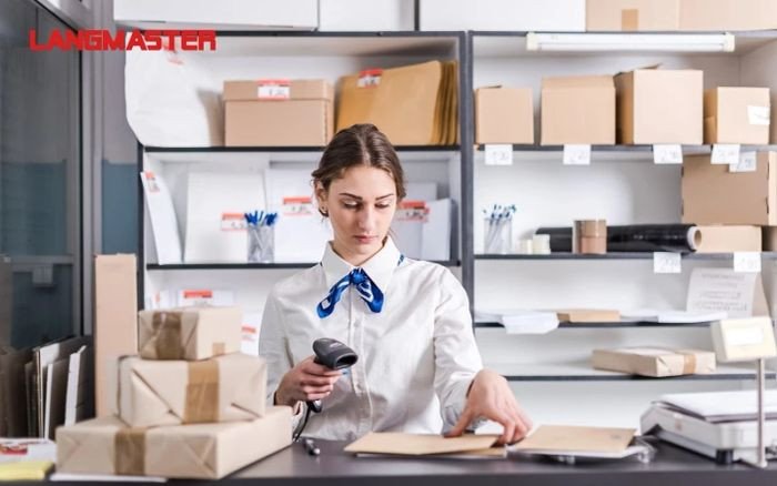 Giao tiếp tiếng Anh khi gửi bưu phẩm tại quầy
