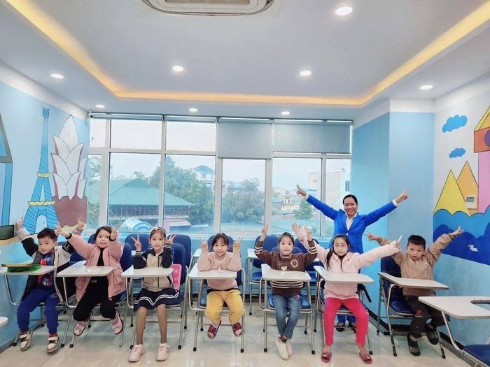 Giáo viên bản ngữ tương tác với học viên tại Ocean Edu Mê Linh