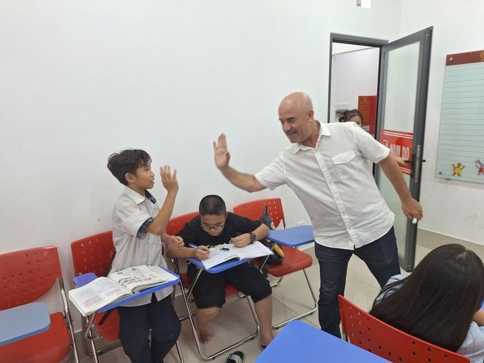 Giáo viên đang giảng bài ngữ pháp tiếng Anh cho học viên tại trung tâm ở Bình Chánh