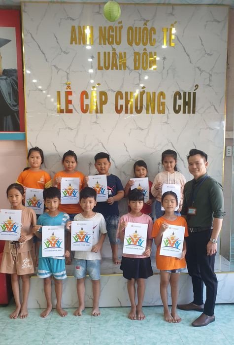 Giáo viên đang hướng dẫn học sinh học tiếng Anh tại Vĩnh Cửu