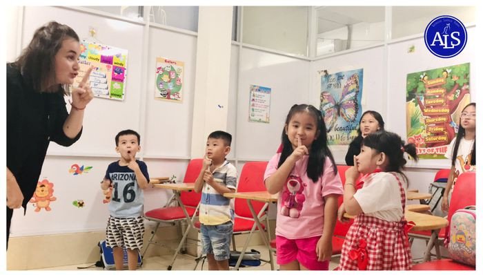 Giáo viên hướng dẫn học viên cá nhân, củng cố kiến thức ngữ pháp tiếng Anh