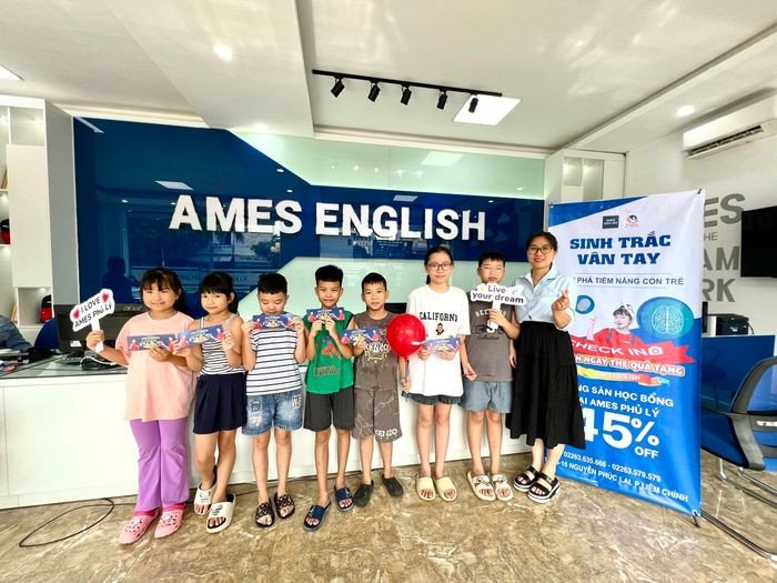 Giáo viên hướng dẫn học viên tiếng Anh