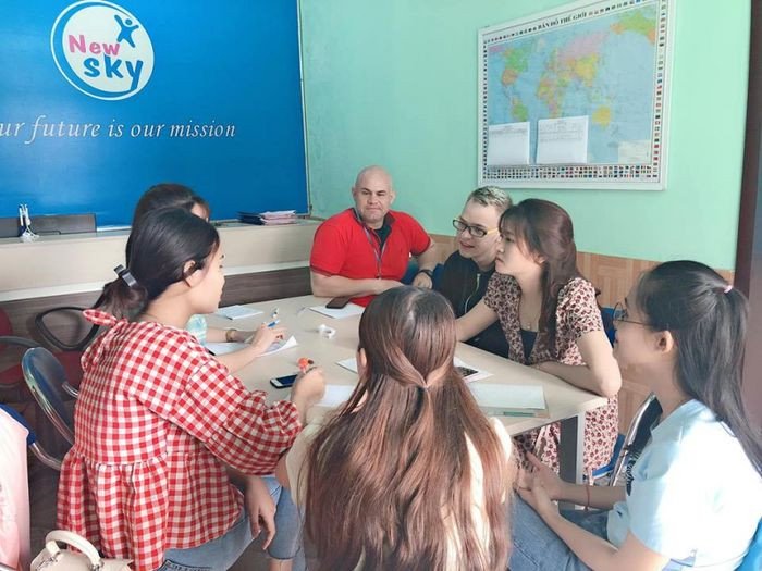 Giáo viên NewSky Quảng Bình đang hướng dẫn học viên