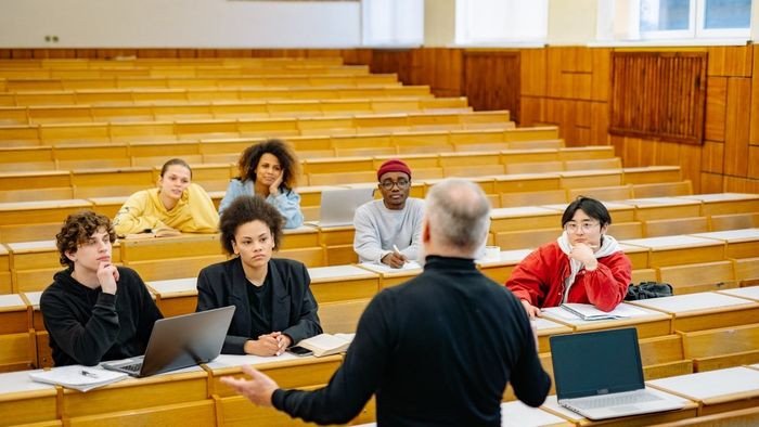 Giáo viên ngành Sư phạm Tiếng Anh tận tâm hướng dẫn học sinh