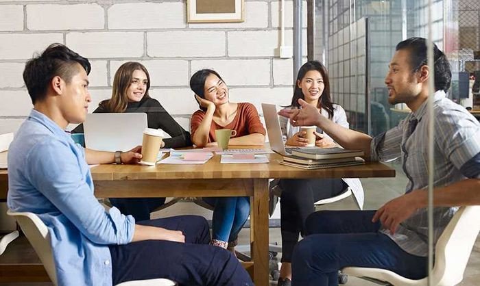Giáo viên nước ngoài đang hướng dẫn học sinh trong lớp học tiếng Anh tại trung tâm Quy Nhơn