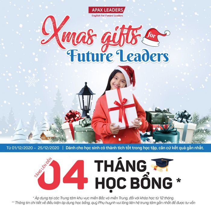 Giáo viên nước ngoài hướng dẫn học sinh trong lớp học tiếng Anh