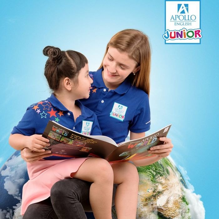 Giáo viên nước ngoài tương tác với học sinh trong lớp tiếng Anh