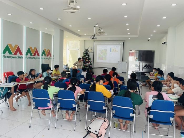 Giáo viên tận tâm hướng dẫn học viên cải thiện tiếng Anh