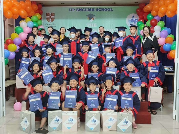 Giáo viên tương tác cùng học viên tại Anh ngữ Vươn Cao