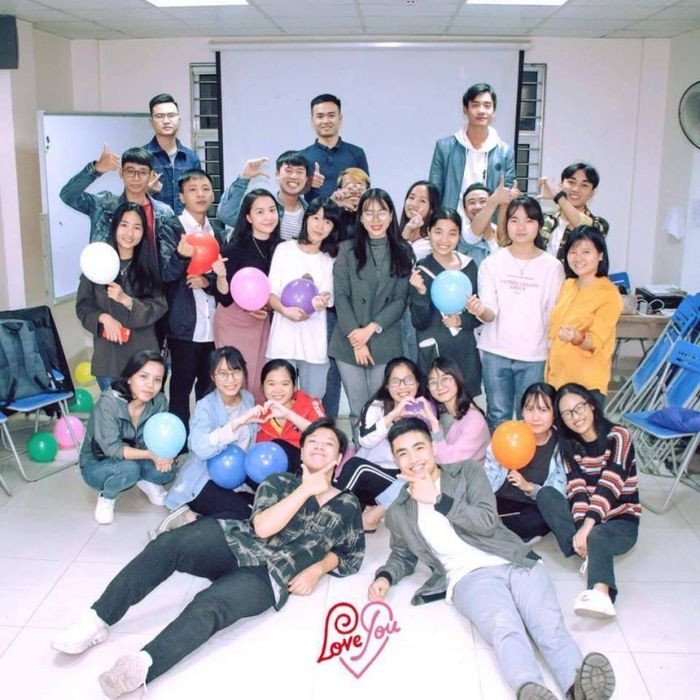 Giáo viên tương tác với học viên trong không gian lớp học rộng rãi