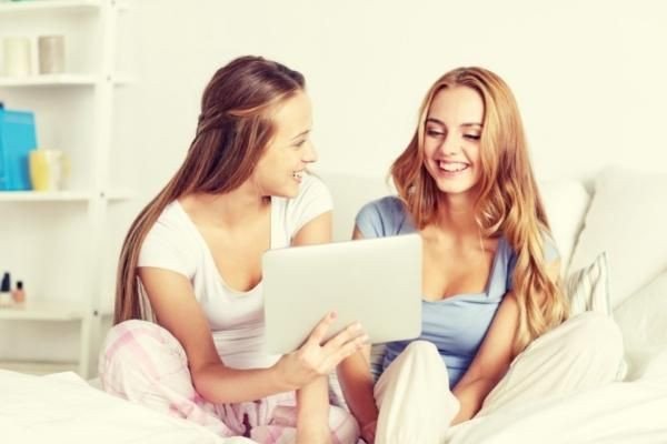 Hai người đang trò chuyện sôi nổi, biểu thị cách cải thiện phát âm tiếng Anh giao tiếp chuẩn