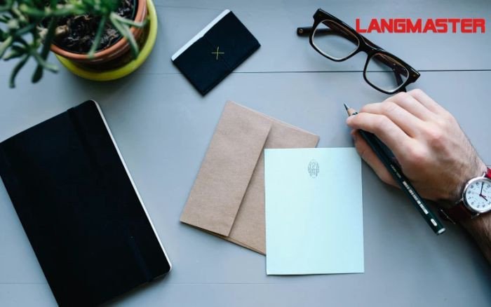 Hình ảnh biểu tượng ngòi bút viết, tượng trưng cho quá trình soạn thảo lý do và mục đích khi viết thư tiếng Anh