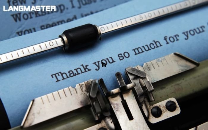 Hình ảnh một bức thư cảm ơn với phông nền mờ ảo, minh họa cho mẫu thư cảm ơn tiếng Anh trang trọng