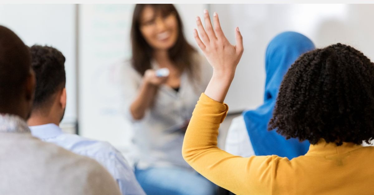 Hình ảnh một người đang học bài, với sách vở và bút, thể hiện sự chuyên cần trong lộ trình học TOEIC 600