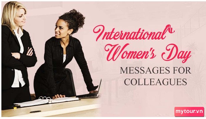 Hình ảnh một nhóm đồng nghiệp nữ đang trao đổi công việc và cười vui vẻ tại văn phòng