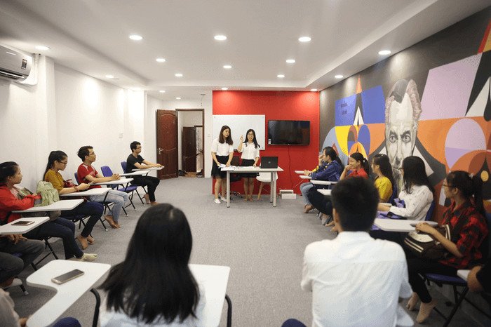 Hình ảnh người đang nghiên cứu về chi phí học tiếng Anh, tượng trưng cho yếu tố học phí trung tâm
