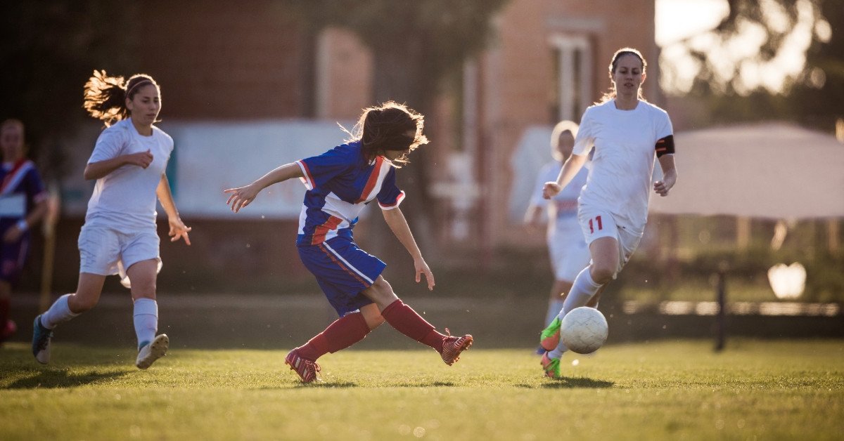 Hình ảnh người đưa đồ vật, minh họa ý nghĩa của Pass something to somebody trong giao tiếp hàng ngày.