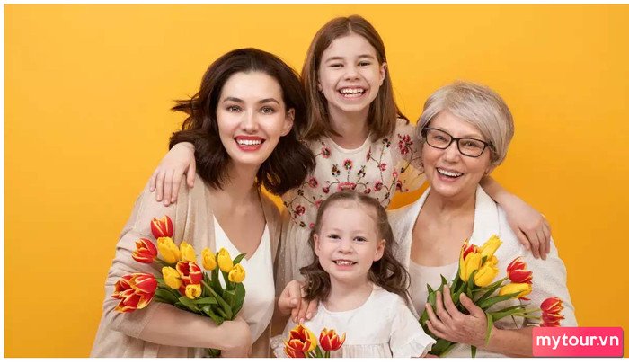 Hình ảnh người mẹ và con gái ôm nhau hạnh phúc, biểu tượng cho tình thân gia đình