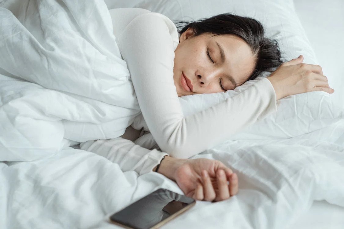 Hình ảnh người phụ nữ đang ngủ say trên giường