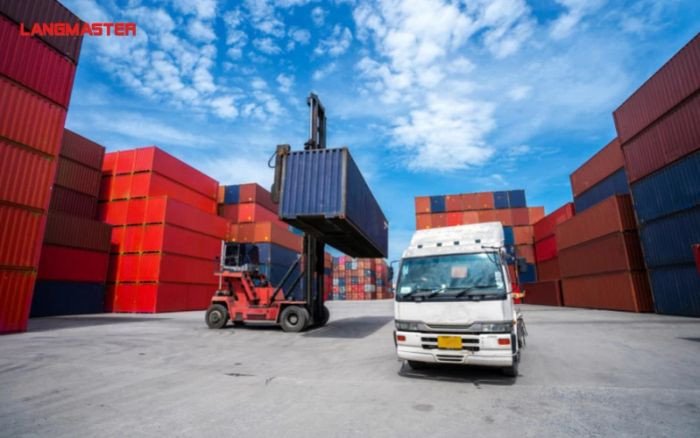 Hình ảnh thể hiện quy trình và thủ tục tại cửa khẩu hải quan, liên quan đến từ vựng tiếng Anh hải quan