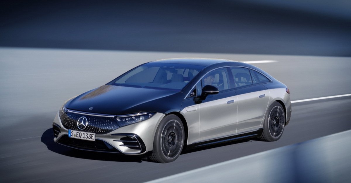 Hình ảnh xe Mercedes-Benz minh họa cho từ vựng Be All The Rage diễn tả sự thịnh hành