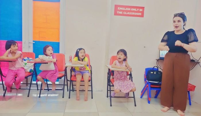 Hoạt động ngoại khóa giúp trẻ em học tiếng Anh qua trò chơi tại Bình Chánh